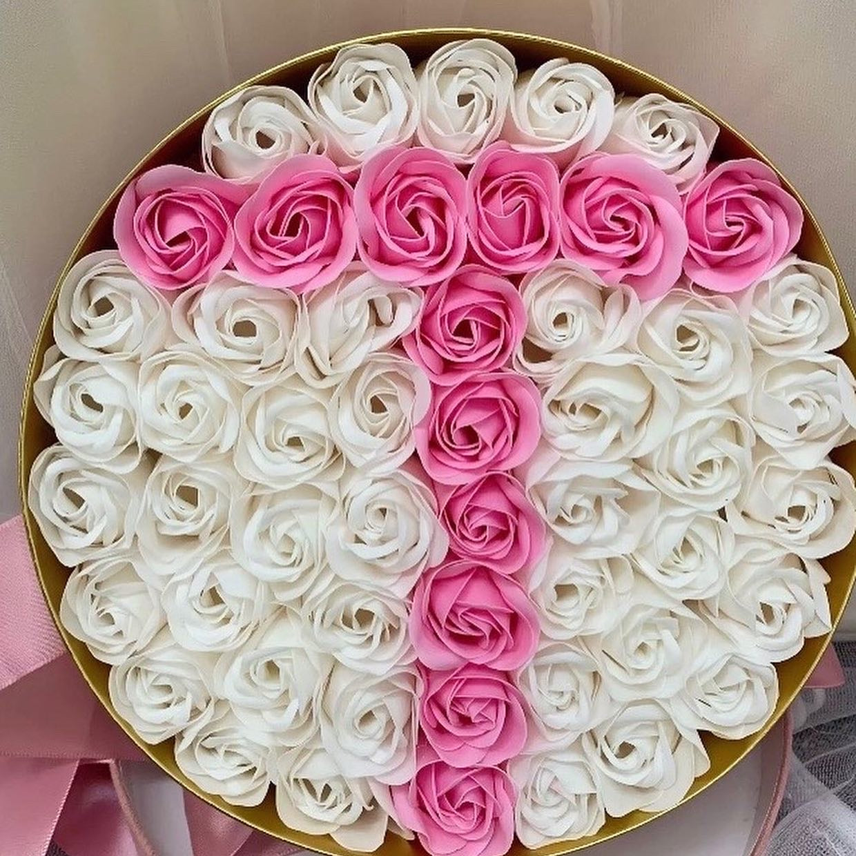 Pink and white rose box